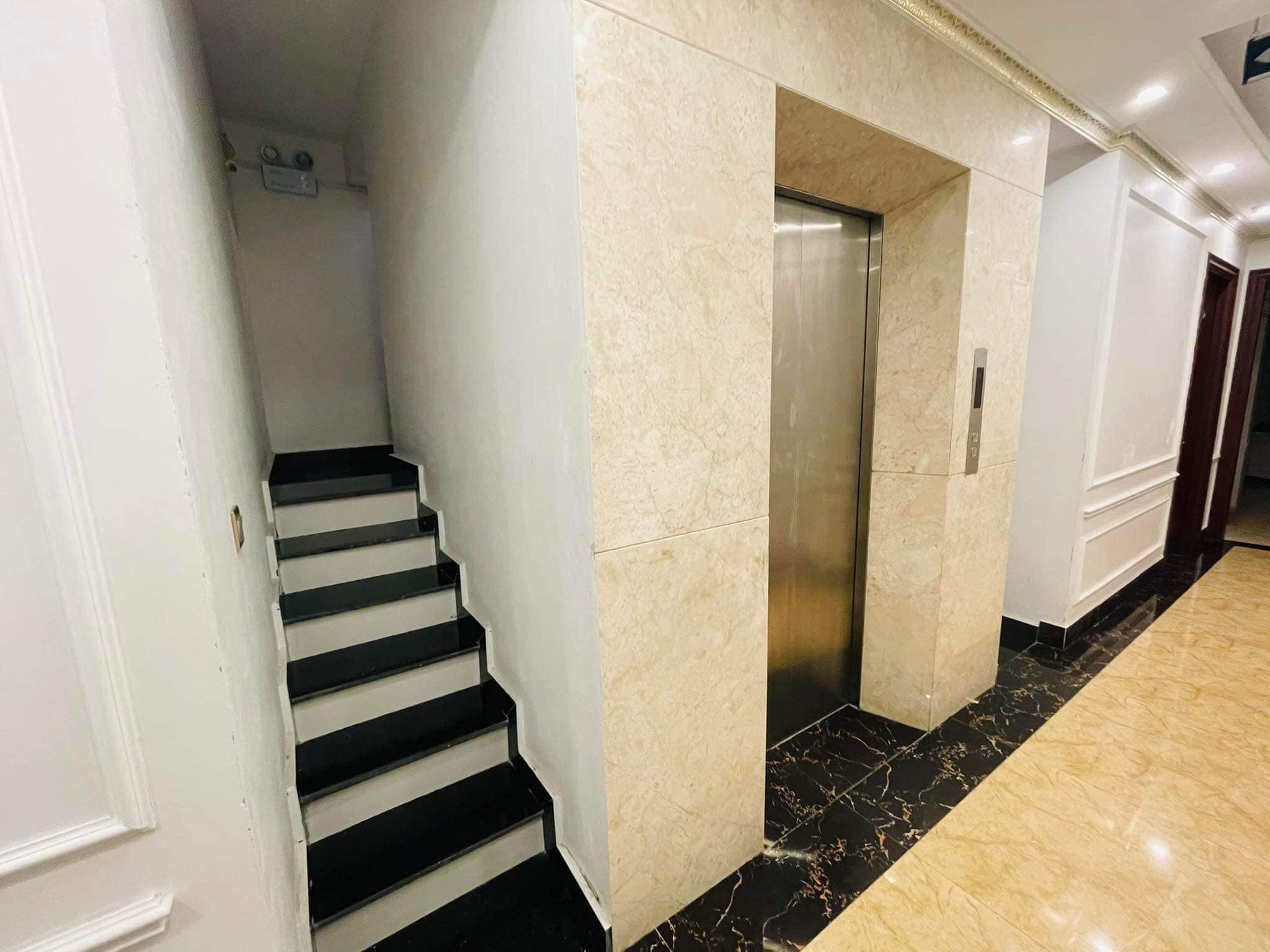 Khách sạn đường Giải Phóng. Đối diện Bệnh Viện Bạch Mai. Chính chủ giao bán.