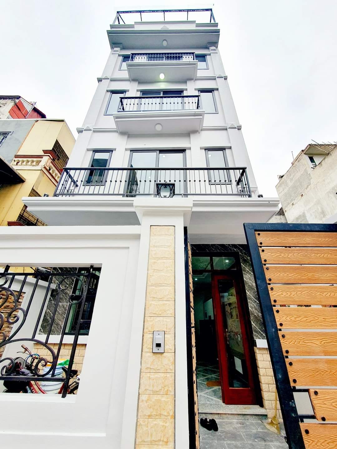 VỚI 5 TỶ CÓ NHÀ LÔ GÓC, Ở LUÔN MẶT NGÕ QUỲNH HAI BÀ TRƯNG, DT 44 4 TẦNG MT 4M, Ô TÔ GẦN NHÀ.