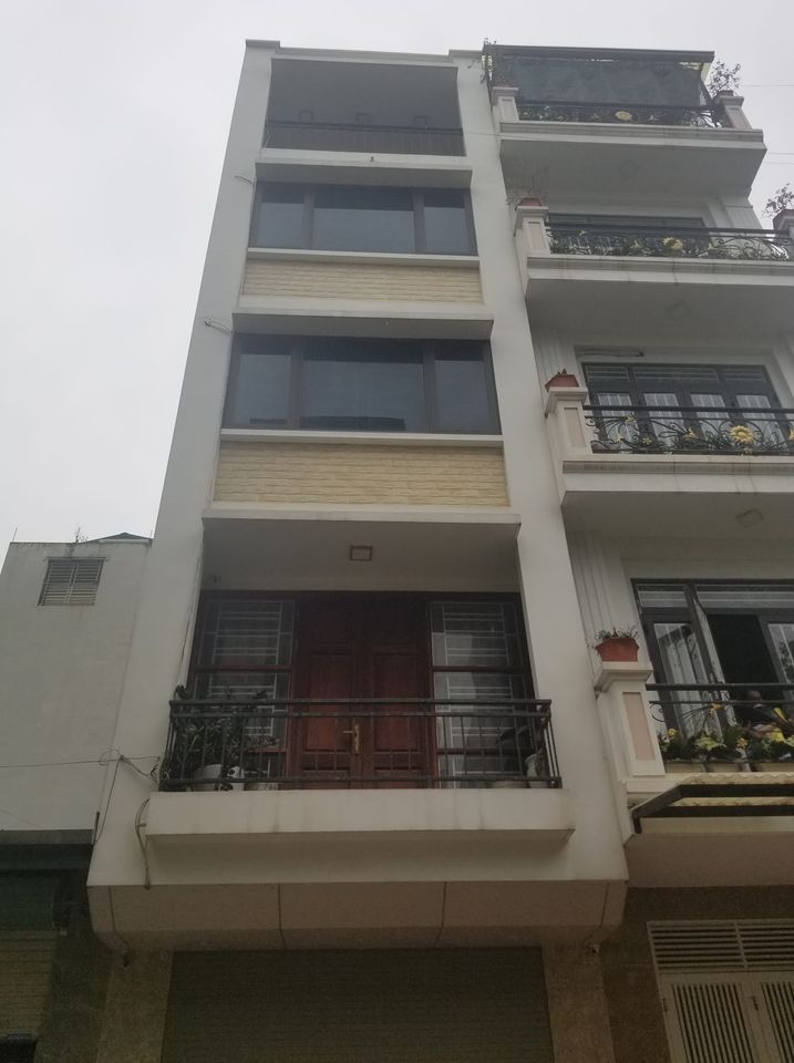 Bán Gấp nhà Tây Sơn , Đống Đa, Ô tô đỗ cửa, Dt 52*6 Tầng, Mt 5 m.