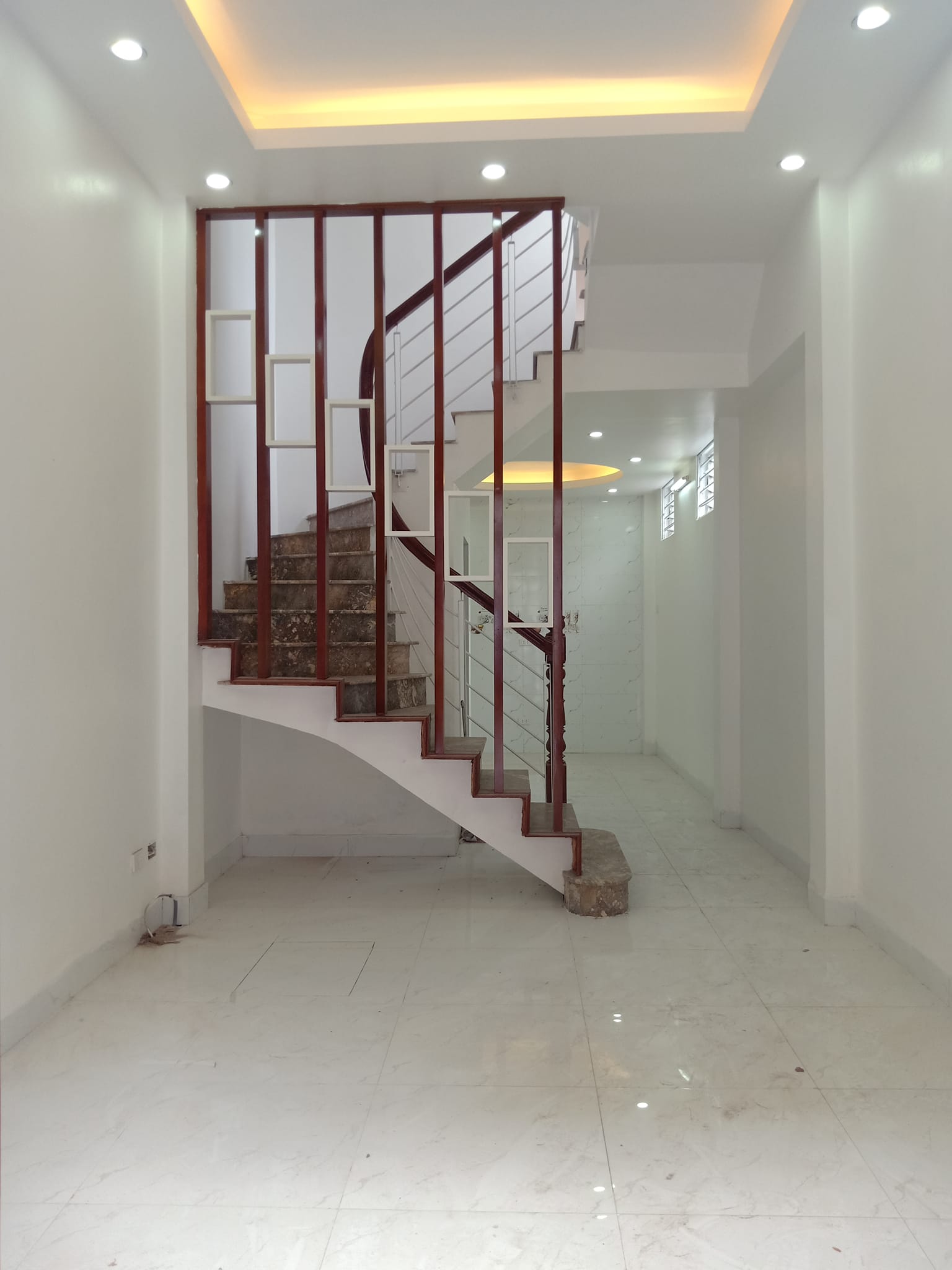 Bán nhà vài bước ra chợ Văn Điển Thanh Trì, 4 tầng, 3 mặt thoáng, 3 gác đỗ cửa, nhà đẹp chưa đến 3 tỷ