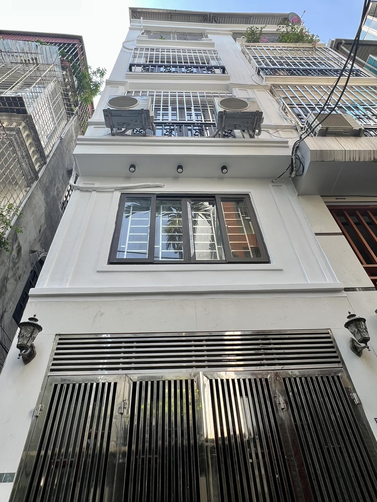 GIA ĐÌNH CẦN BÁN NHÀ LÔ GÓC NGÕ QUỲNH HAI BÀ TRƯNG DT 42M 4 TẦNG MT 3,5M, NGÕ THÔNG KINH DOANH.