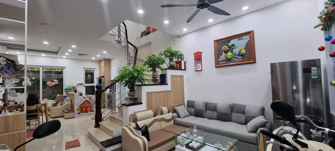 Bán nhà Đội Cấn, Ba Đình, nhà dân xây, 50m ra MP, full nội thất xịn. 51m2x5T, MT4.9m, 6.8 tỷ.