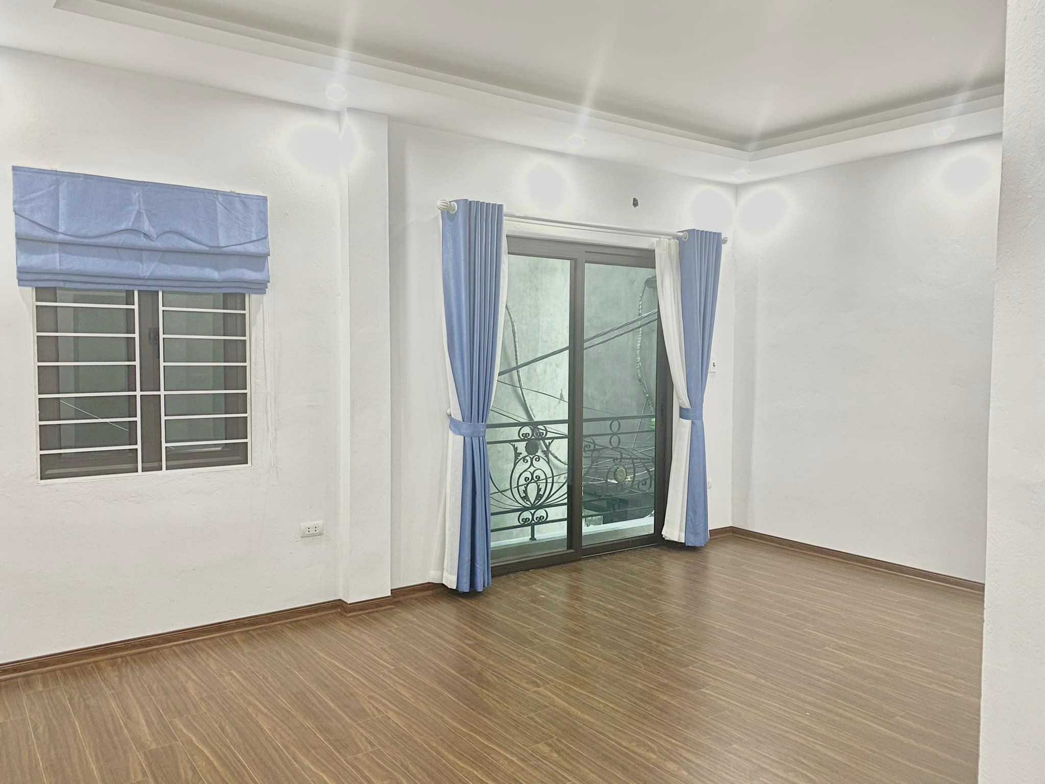 NHÀ ĐẸP PHỐ LẠC LONG QUÂN - XUÂN LA 45M2 5T GIÁ 5,1 TỶ - Ô TÔ CÁCH 20M