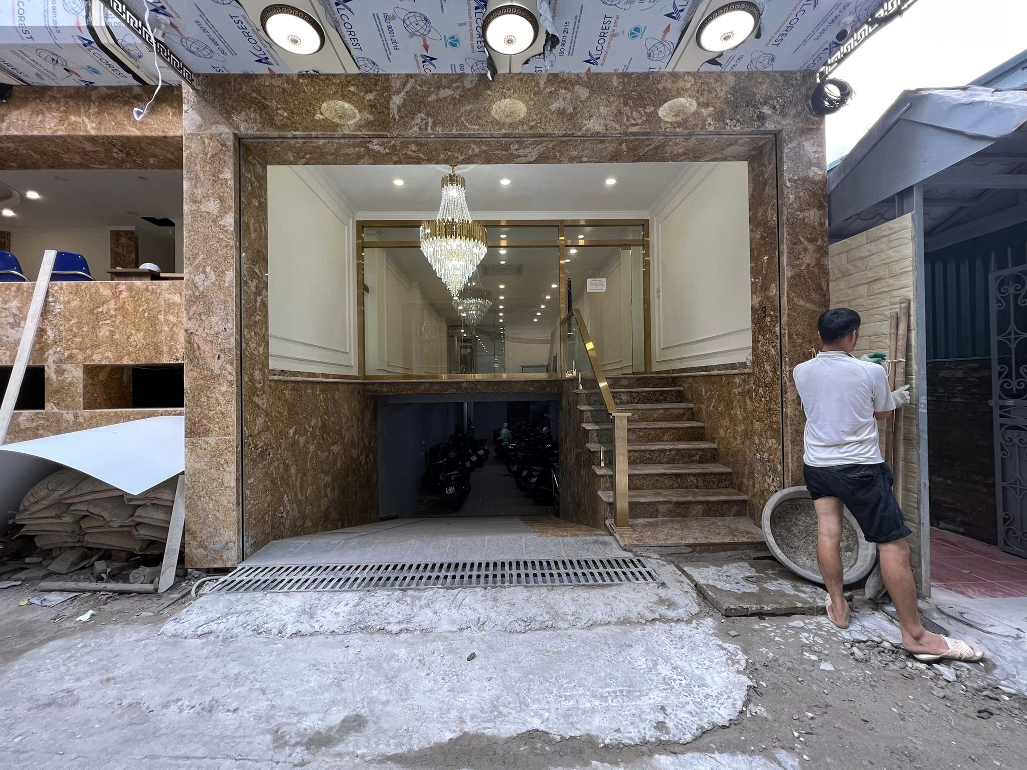 Bán tòa building 8T thang máy ô tô DT 2.5 tỷ/năm đường Võ Chí Công giá 35 tỷ.