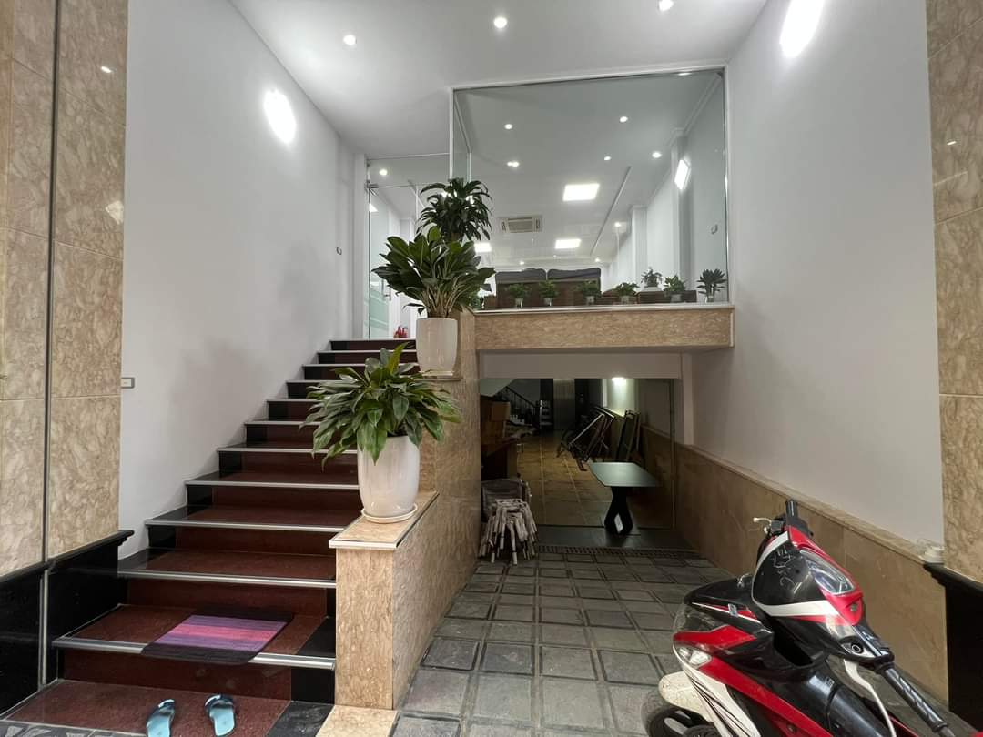 Toà VP mặt phố Nguyễn Khang thang máy, tầng hầm , ô tô tránh dừng đỗ KDVP, Cafe 100m-22 tỷ