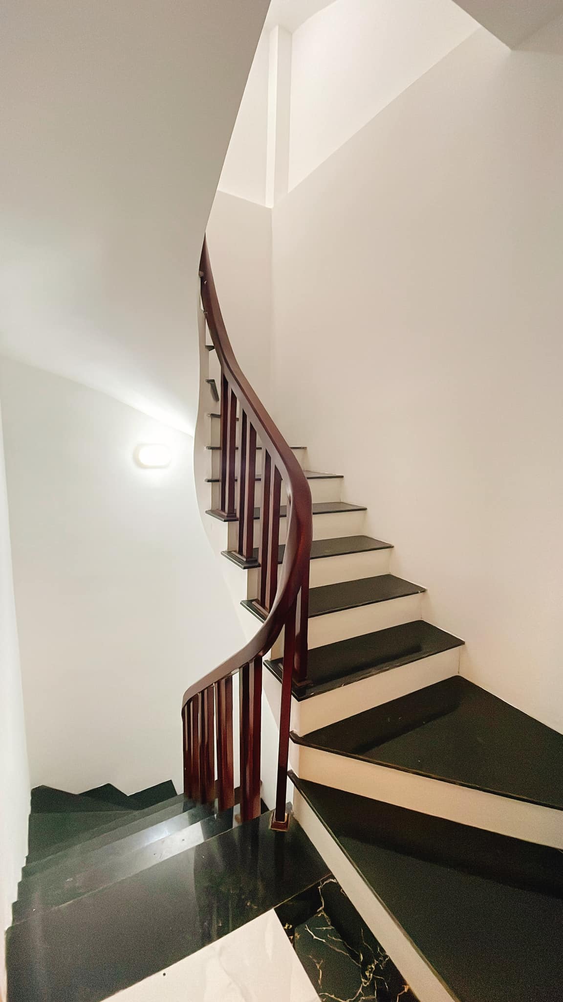 HÀNG HIẾM KHƯƠNG TRUNG-THANH XUÂN - KINH DOANH - 40M2- 5 TẦNG - GIÁ NHỈNH 5 TỶ.