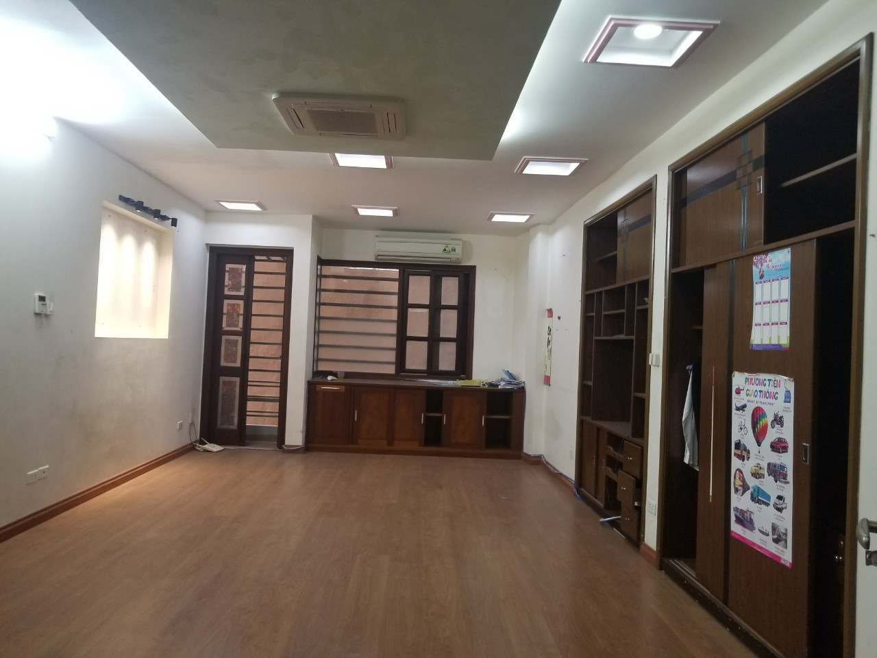 Bán Nhà Mặt Phố Nguyễn Khang 30.7 Tỷ -123M2 Mặt tiền 5.3M -Vỉa hè rộng-Nở Hậu