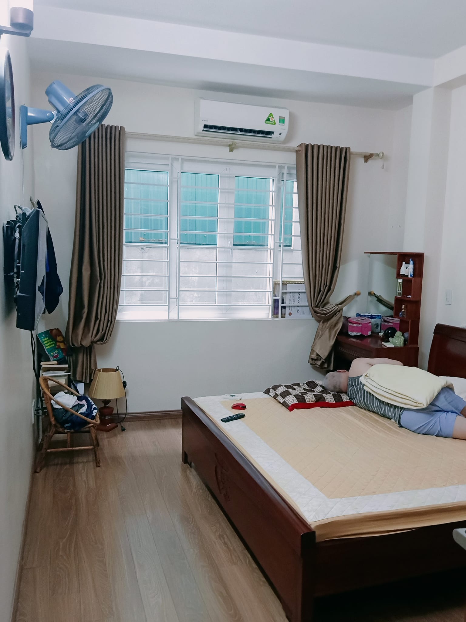 Bán nhà Nguyễn Khang 5 tầng, ngõ ô tô, sổ A4, nhỉnh 5 tỷ