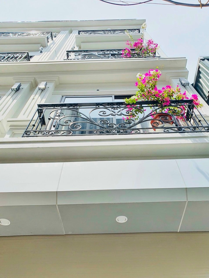 Bán nhà Nguyễn Văn Cừ - Long Biên - DT 45m2 x 5 tầng - Gara ô tô - Giá 5.x tỷ.