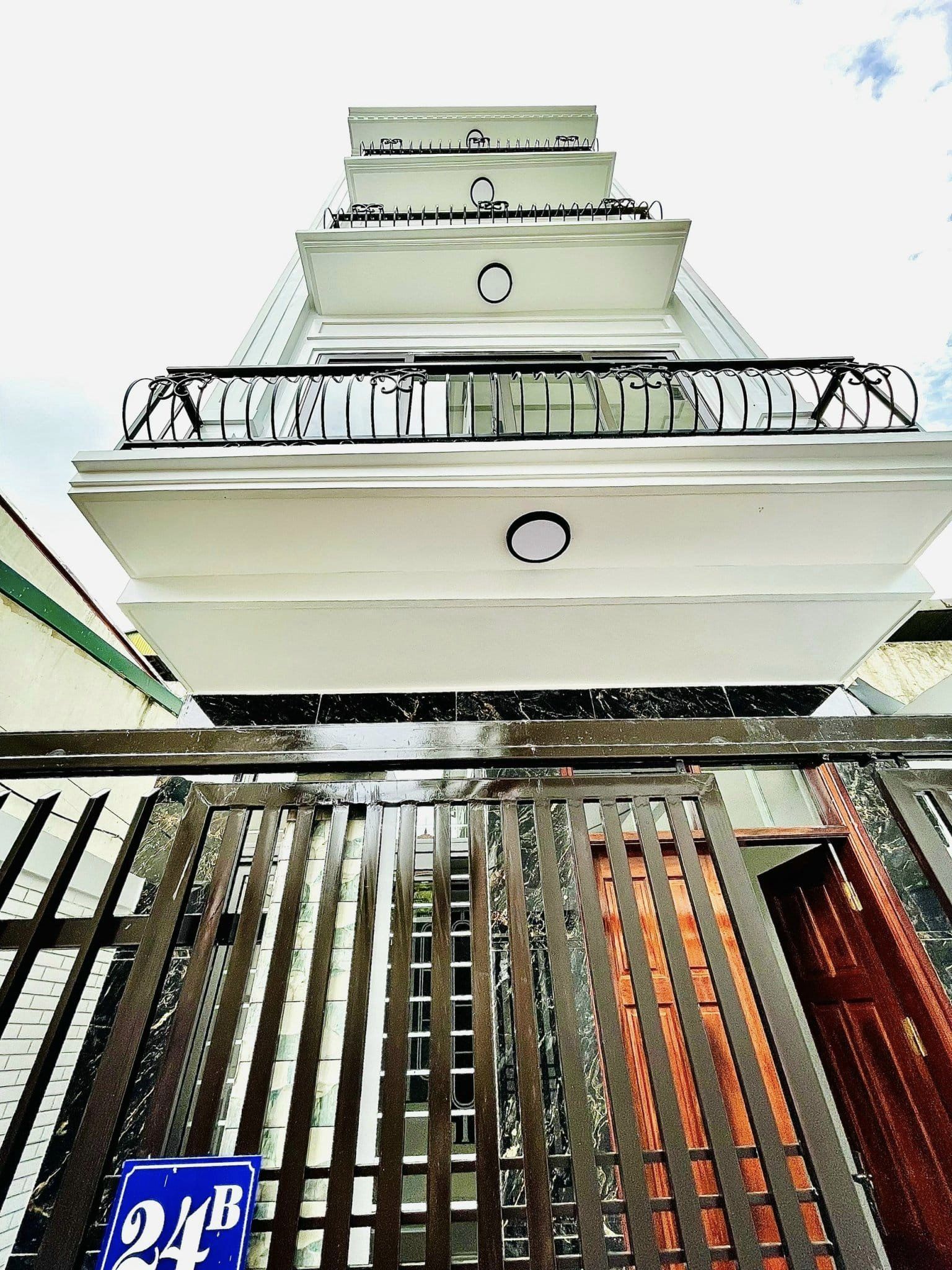 CẦN BÁN NHÀ PHỐ 8/3 HAI BÀ TRƯNG DT 53M, 5 TẦNG MT 4M, NHÀ MỚI VỀ Ở LUÔN.