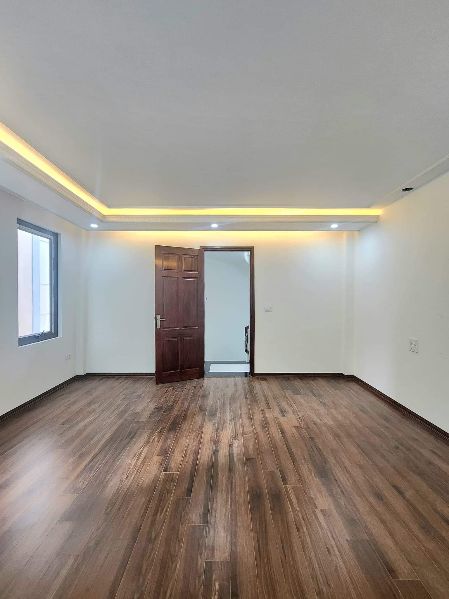 Bán nhà Chùa Láng, diện tích 36m2 x 5 tầng, nhà đẹp ở luôn, gần hồ, giá 6.6 tỷ