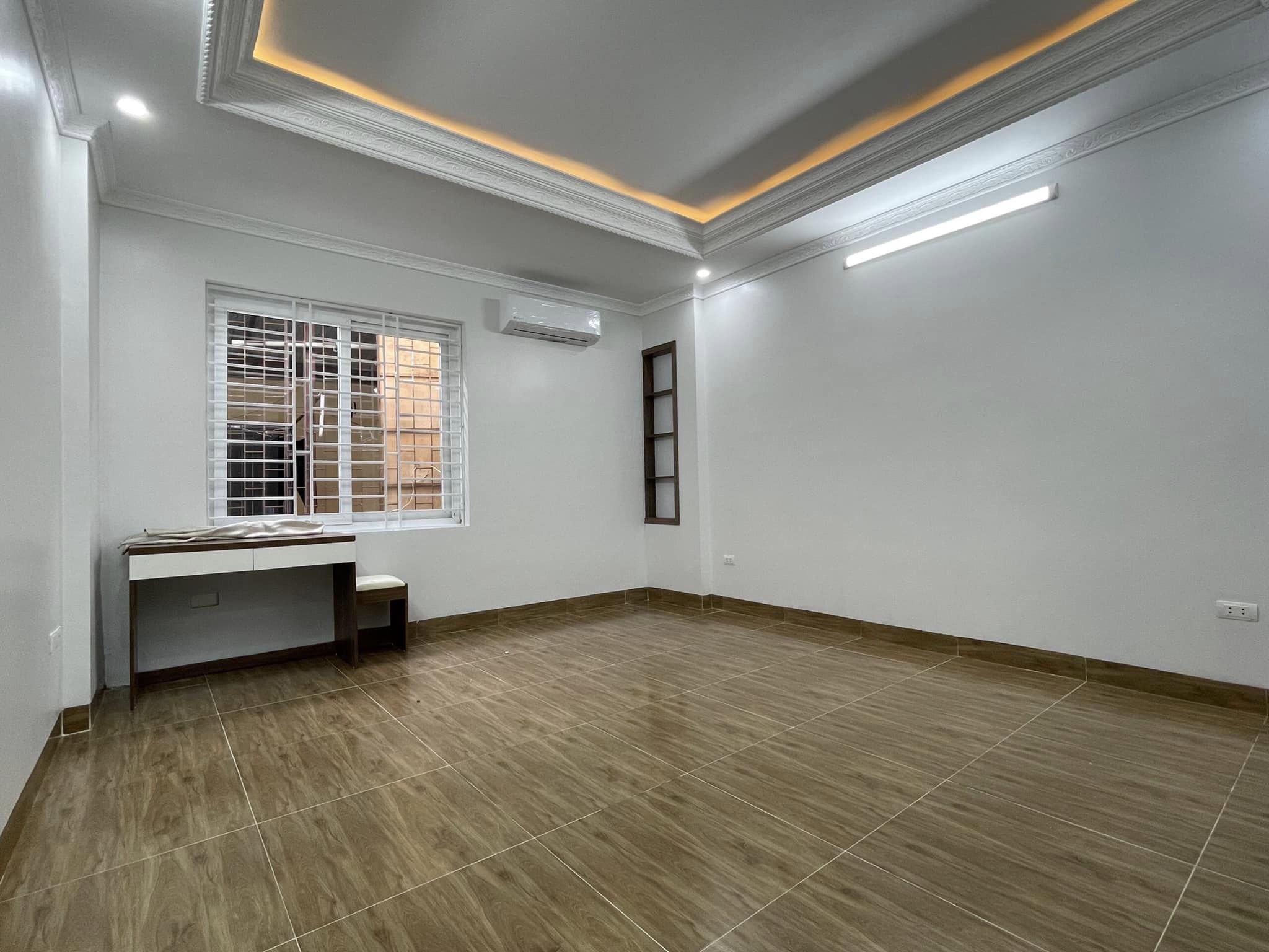 BÁN NHÀ MẶT NGÕ DƯƠNG QUẢNG HÀM- CẦU GIẤY- DT 35M- 6T- MT 3.5M- Ô TÔ QUA NHÀ- KINH DOANH- GIÁ 7.35 TỶ