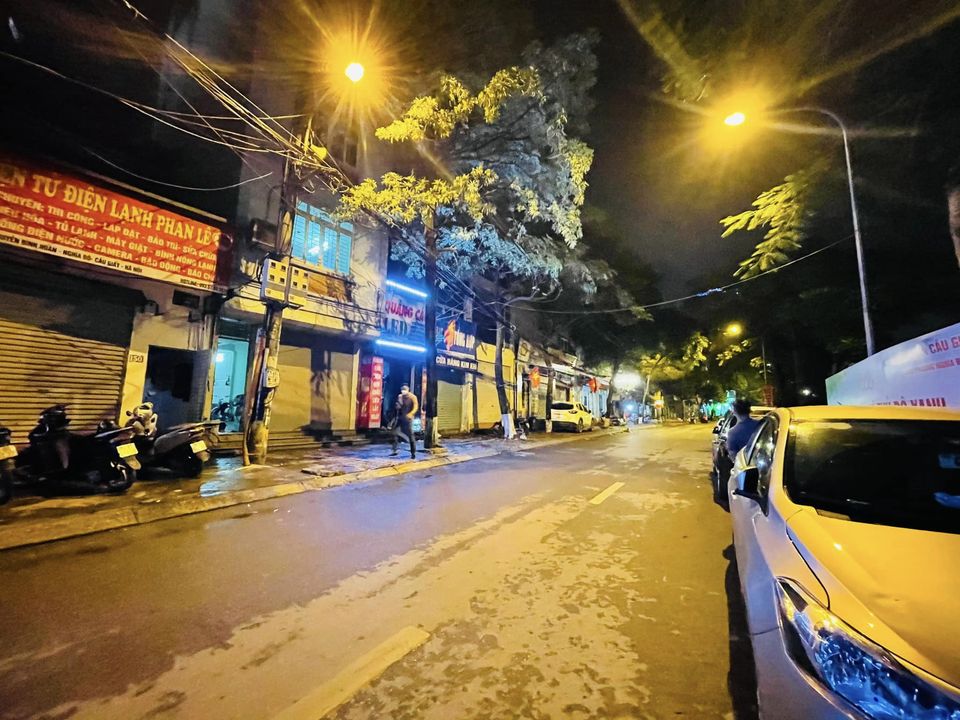 BÁN NHÀ MẶT PHỐ NGUYỄN ĐÌNH HOÀN- CẦU GIẤY DIỆN TÍCH 57M- MẶT TIỀN 3.7M- VỈA HÈ 5M- GIÁ CHỈ 12.5 TỶ