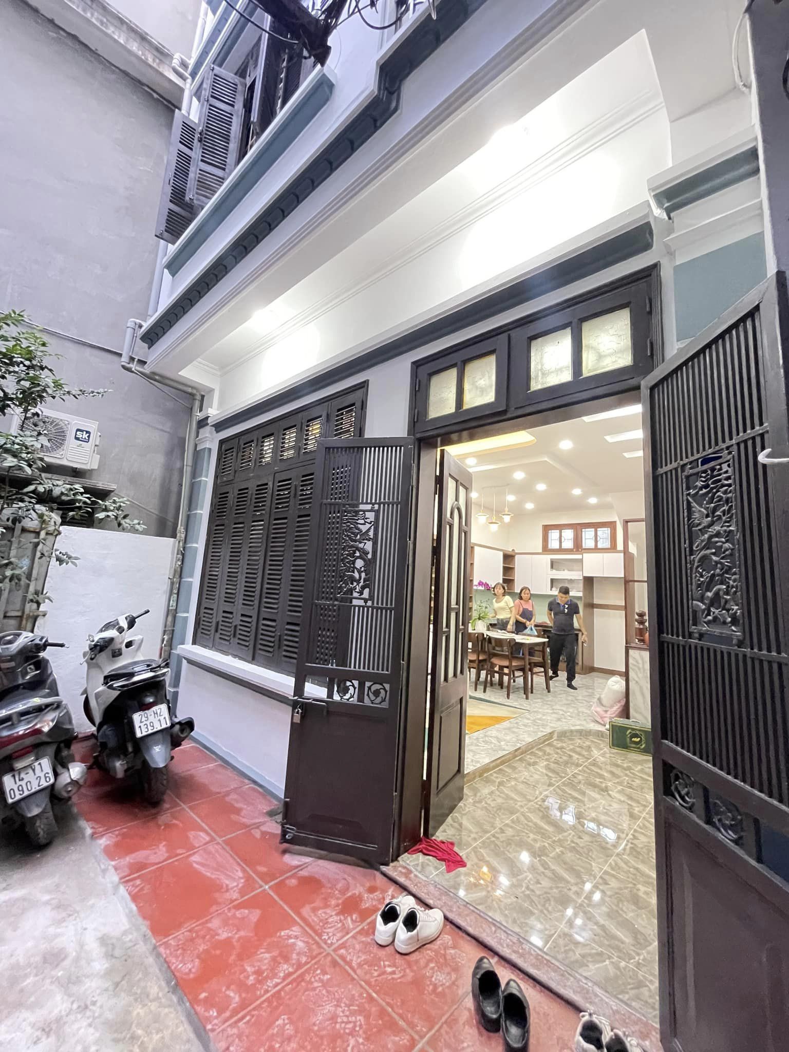 Bán nhà siêu rẻ lô góc Trần Thái Tông - Cầu Giấy DT38m2x4T.siêu thoáng,an ninh tốt,ở sướng.