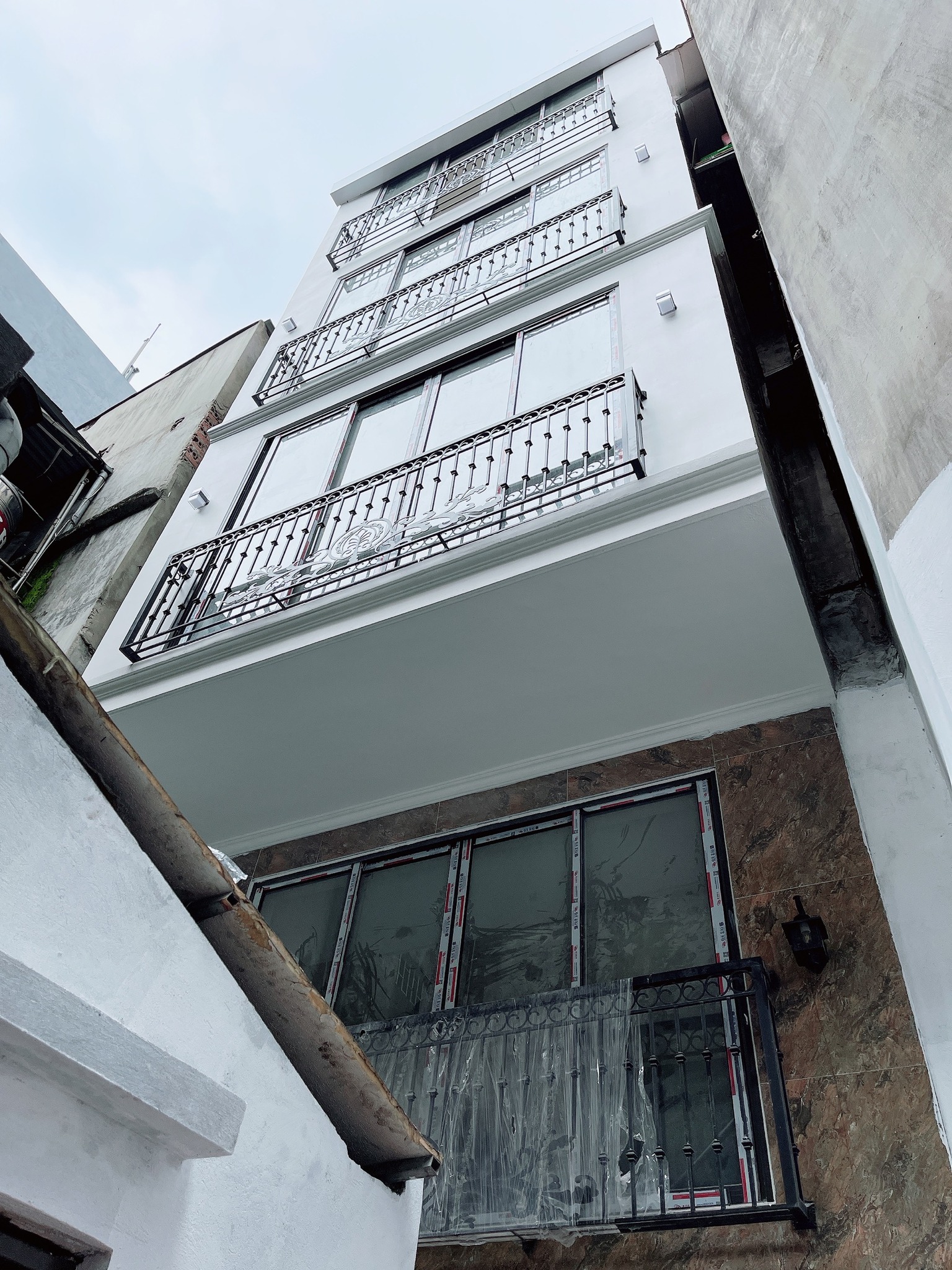 CHỈ HƠN 4 TỶ CÓ NHÀ MỚI PHỐ HỒNG MAI HAI BÀ TRƯNG, DT 43M 5TẦNG MT 3,8M, CÁCH 01 NHÀ RA MẶT PHỐ