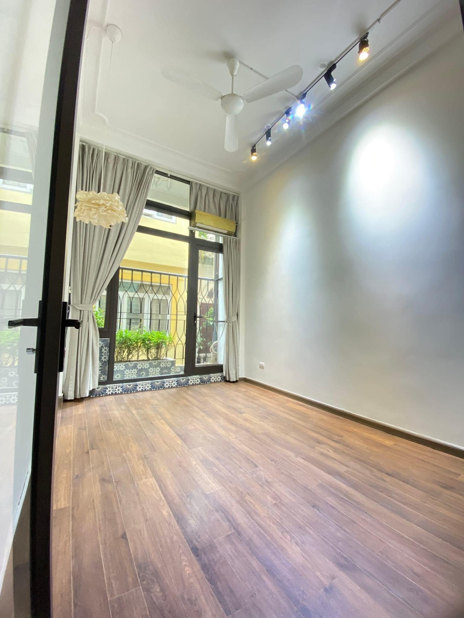 Gara Kinh doanh 76m2 Mặt phố Âu Cơ, Tây Hồ 11 tỷ