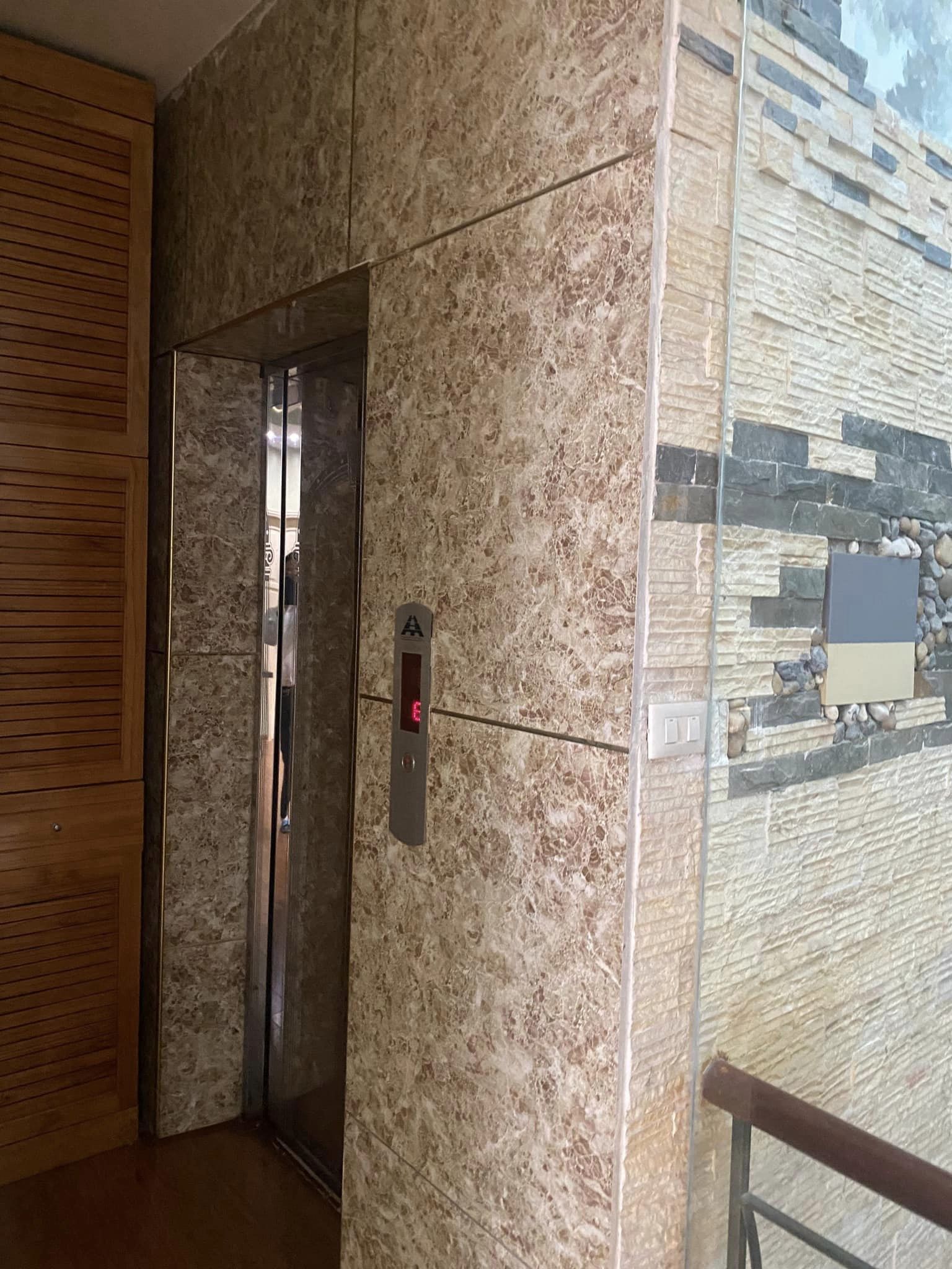 Gần phố Võ Chí Công 68m x 7T giá 25 tỷ gara ô tô