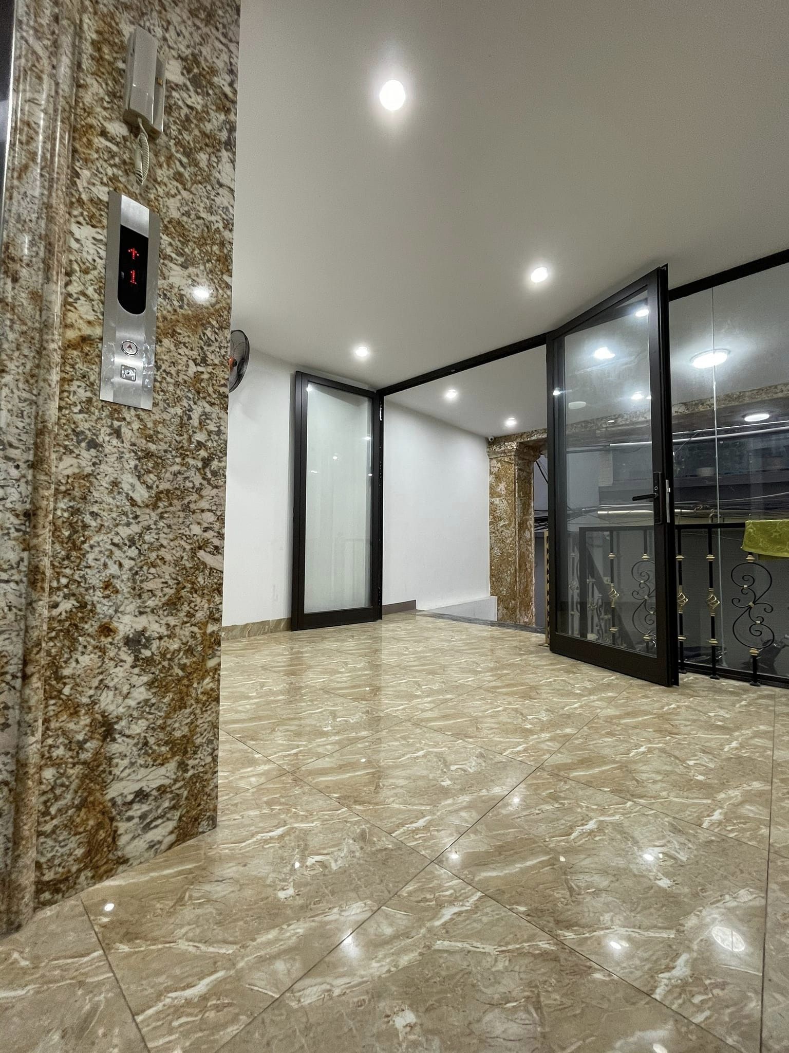 Căn hộ Thiên Hiền 100m2x10T, lô góc gara ô tô, ngõ thông kinh doanh, 200tr/th, 28.5 tỷ