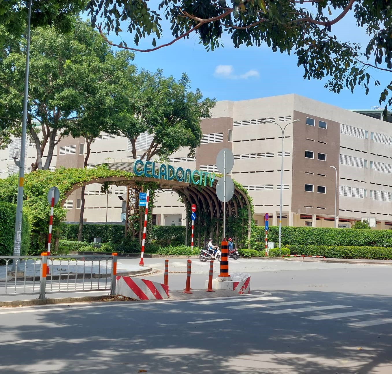 Nhà 6 Tầng Sát Mặt Tiền Bờ Bao Tân Thắng 70m2, 2 Mặt Hẻm Oto Đậu Trong Nhà