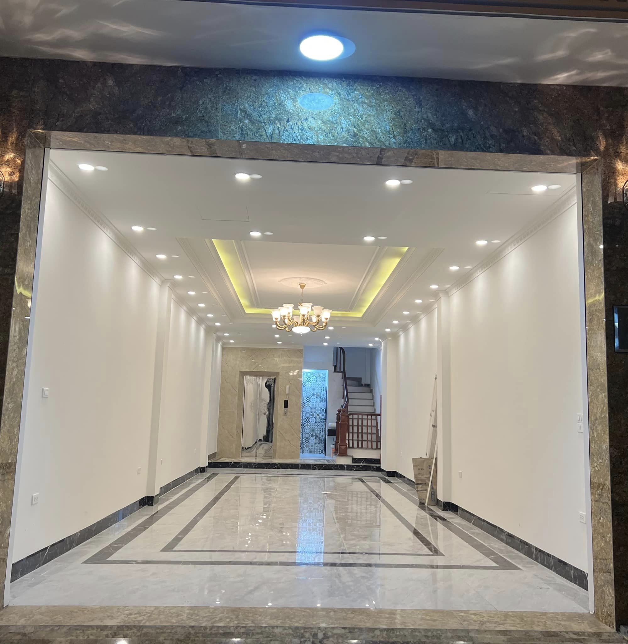 Bán nhà phân lô Nguyễn Khang, Thang máy,Kinh doanh vip,ô tô vào nhà,80mx7T,giá 21.5 tỷ