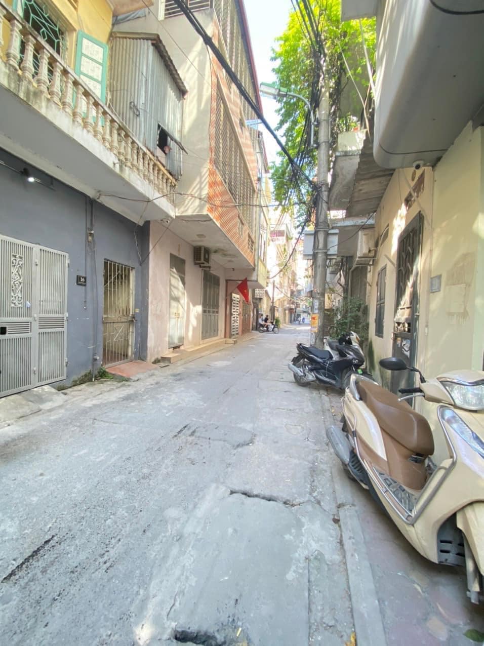 Siêu phẩm Cầu Giấy - ô tô tránh - vỉa hè kinh doanh - 40m² - giá 5,7 tỷ.