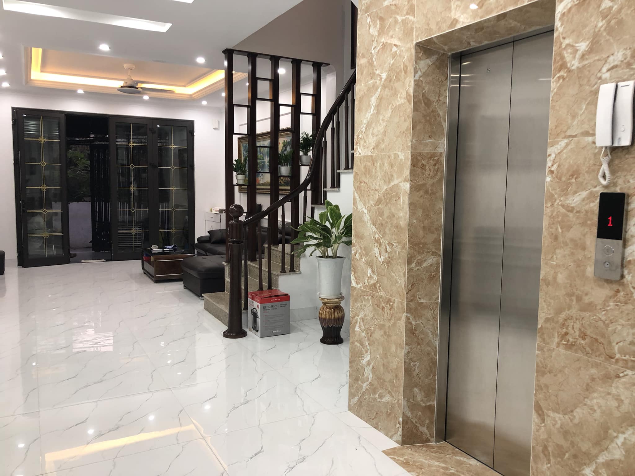 5 Tầng Thang Máy, Ô Tô Đỗ Cửa, 80m2, Mặt Tiền 5m, Giá 8.8 Tỷ Tại Long Biên