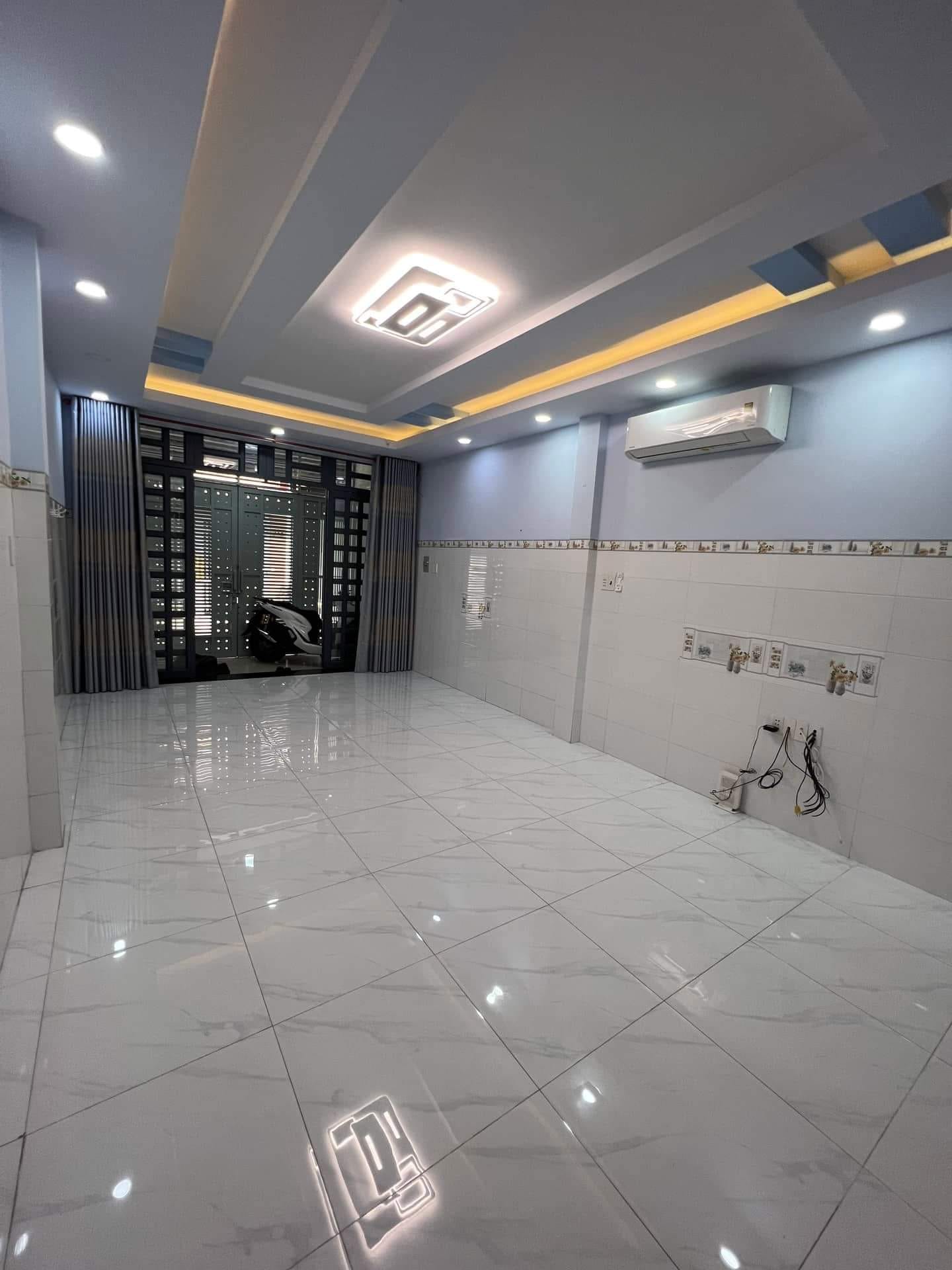 NGỘP BANK BÁN GẤP NHÀ MT 2 TẦNG SÁT ĐƯỜNG LÊ VĂN QUỚI 64M2 NHỈNH 5 TỶ