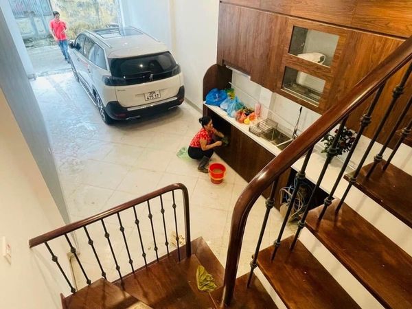 Bán gấp nhà Lạc Long Quân , Tây Hồ, 40m2 x 6 tầng, Gara Ô TÔ , Thang Máy , 6 tỷ