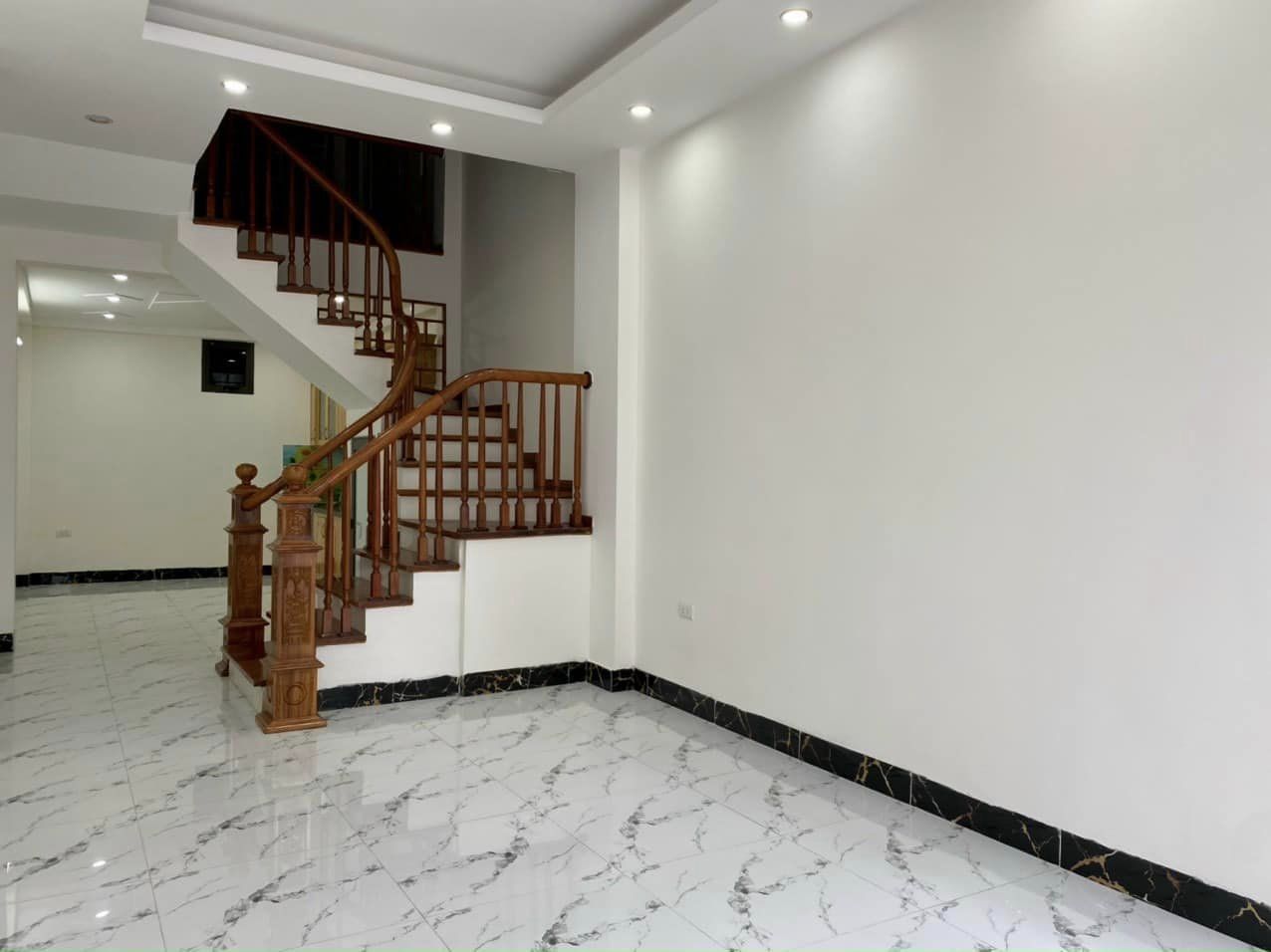 Bán gấp nhà Lạc Long Quân, Mặt ngõ , Kinh Doanh, 50m2, 5 tầng, 5,2 tỷ