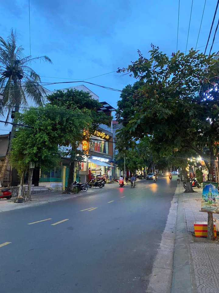 BÁN ĐẤT MT KINH DOANH HÀM NGHI, CÓ SẲN KIỐT GIÁ 3,9 TỶ