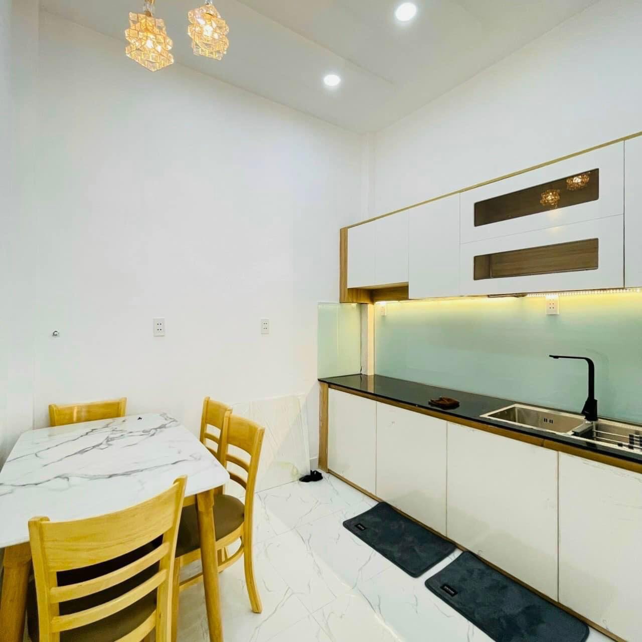 Kẹt vốn KD chính chủ cần sang gấp căn nhà hẻm ôtô bên Hoàng Hoa Thám, P7, trung tâm Bình Thạnh 42,8m2 SHR Giá 2tỷ500