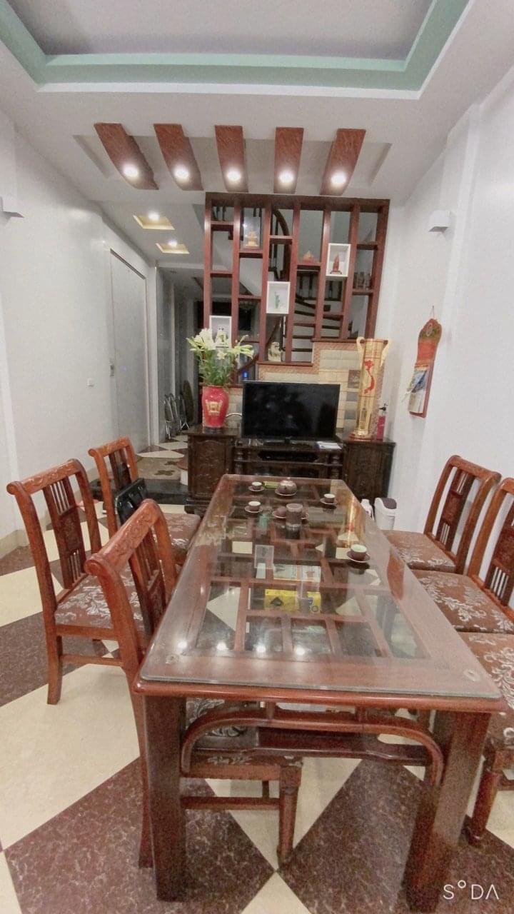 PHÂN LÔ PHẠM TUẤN TÀI, THANG MÁY, Ô TÔ CHẠY VÒNG QUANH