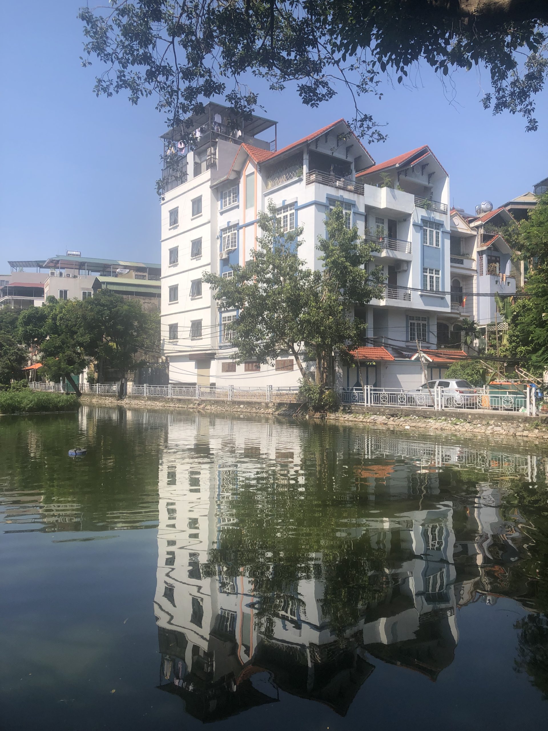 Bán gấp siêu phẩm mặt hồ diện tích 180m, mặt tiền 8m, ô tô vào nhà.