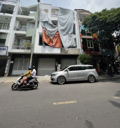 Bán nhà mặt tiền Huỳnh Văn Bánh, P12, PN, DT: 6.5m x16m, 3 lầu (HĐ Thuê 70tr) giá 33.5 tỷ