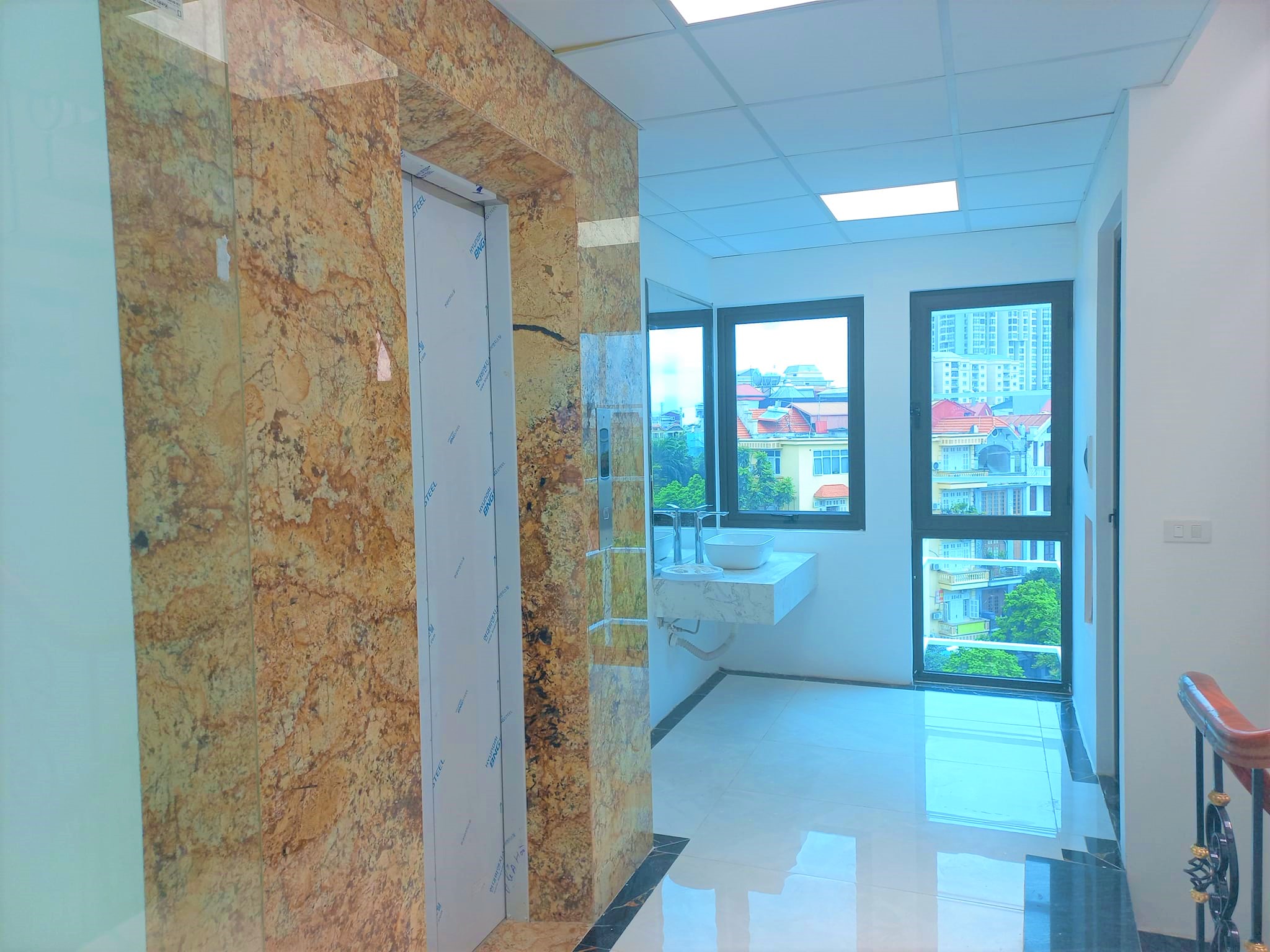 Bán tòa nhà Văn Phòng phố Trung Kính: DT 98M –6 Tầng – MT 5.6m: 38 Tỷ