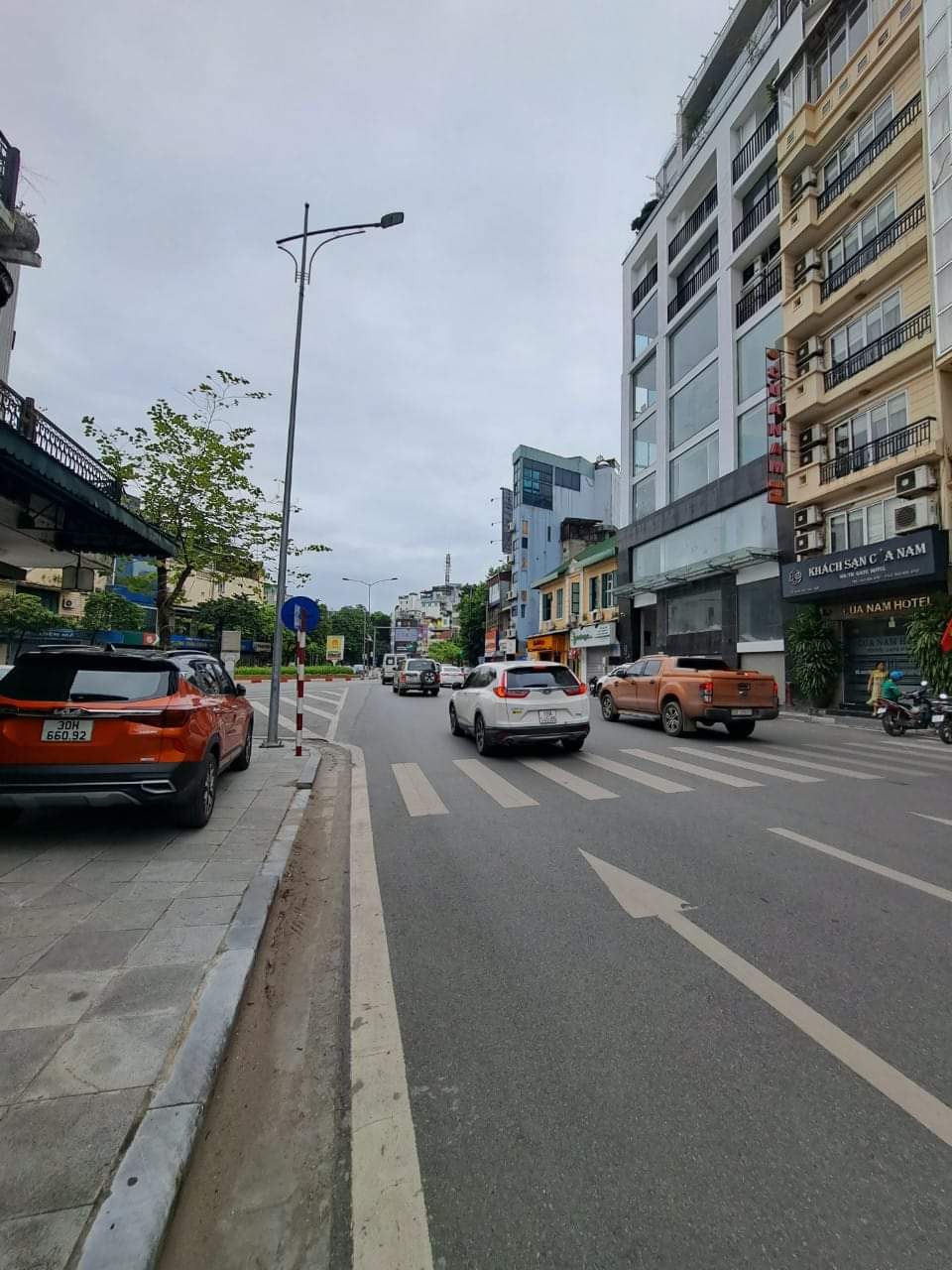 Bán nhà mặt phố Nguyễn Thái Học, xây Building, văn phòng đỉnh, giá tốt