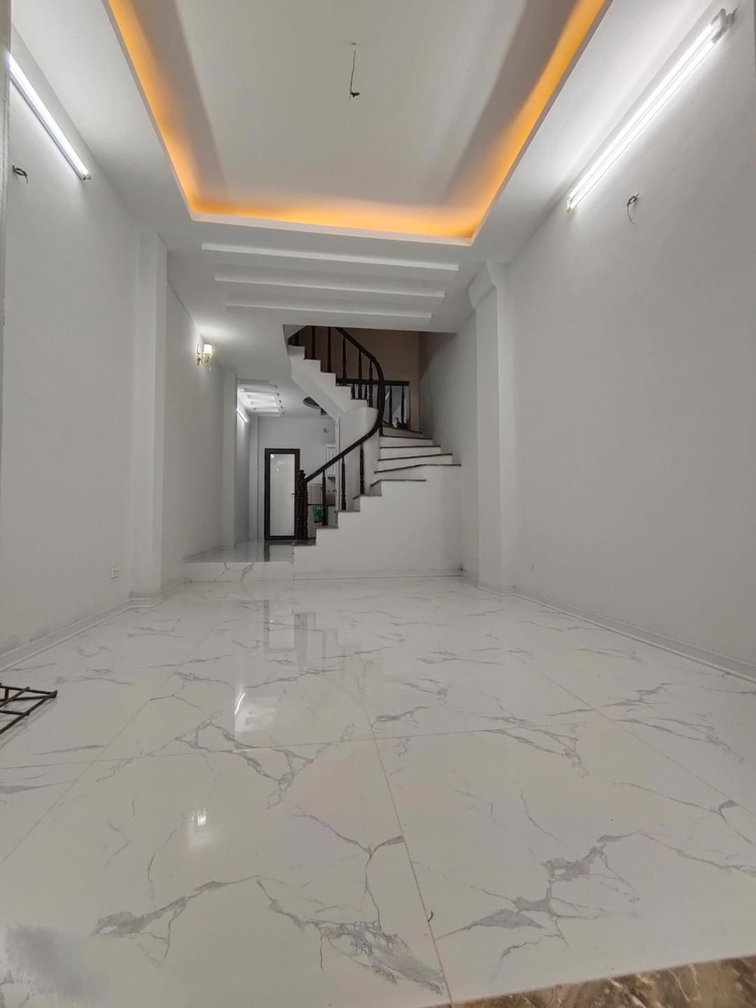 Đầu Tư An Toàn, Ngõ Thịnh Quang – Đống Đa, Ô Tô Đỗ Cửa DT 42m x5, MT: 3.7m, Giá: 5.3 tỷ