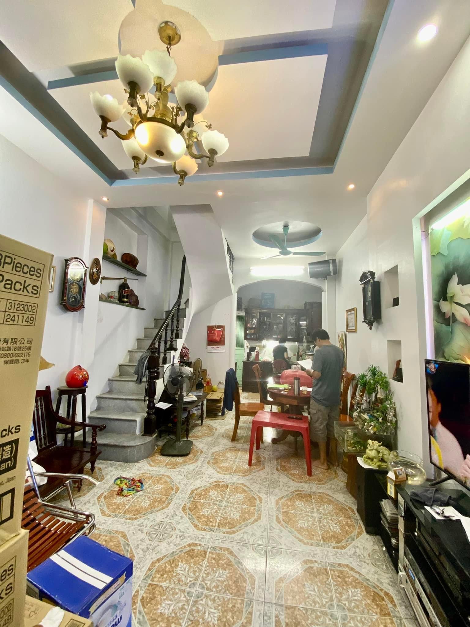 Bán gấp siêu phẩm Hoàng Văn Thái, Thanh Xuân, 43m2, 4 tầng, 4 ngủ, nhỉnh 4 tỷ.