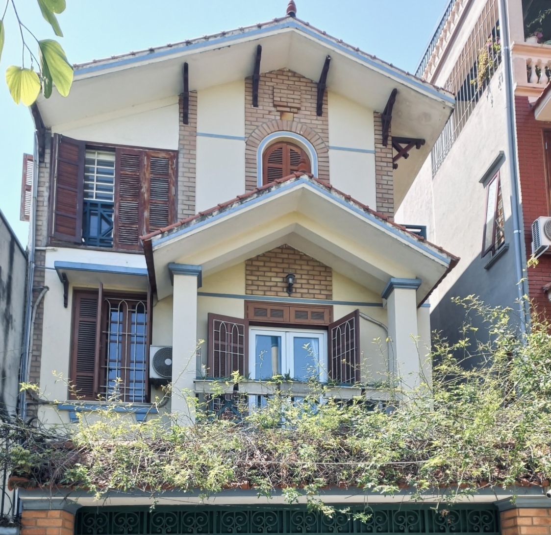 Siêu rẻ 100m2 x 3 tầng- Bán gấp biệt thự sân vườn Ngọc Thuỵ- LB - Mặt phố- Lô góc- Nhỉnh 11.5 Tỷ.