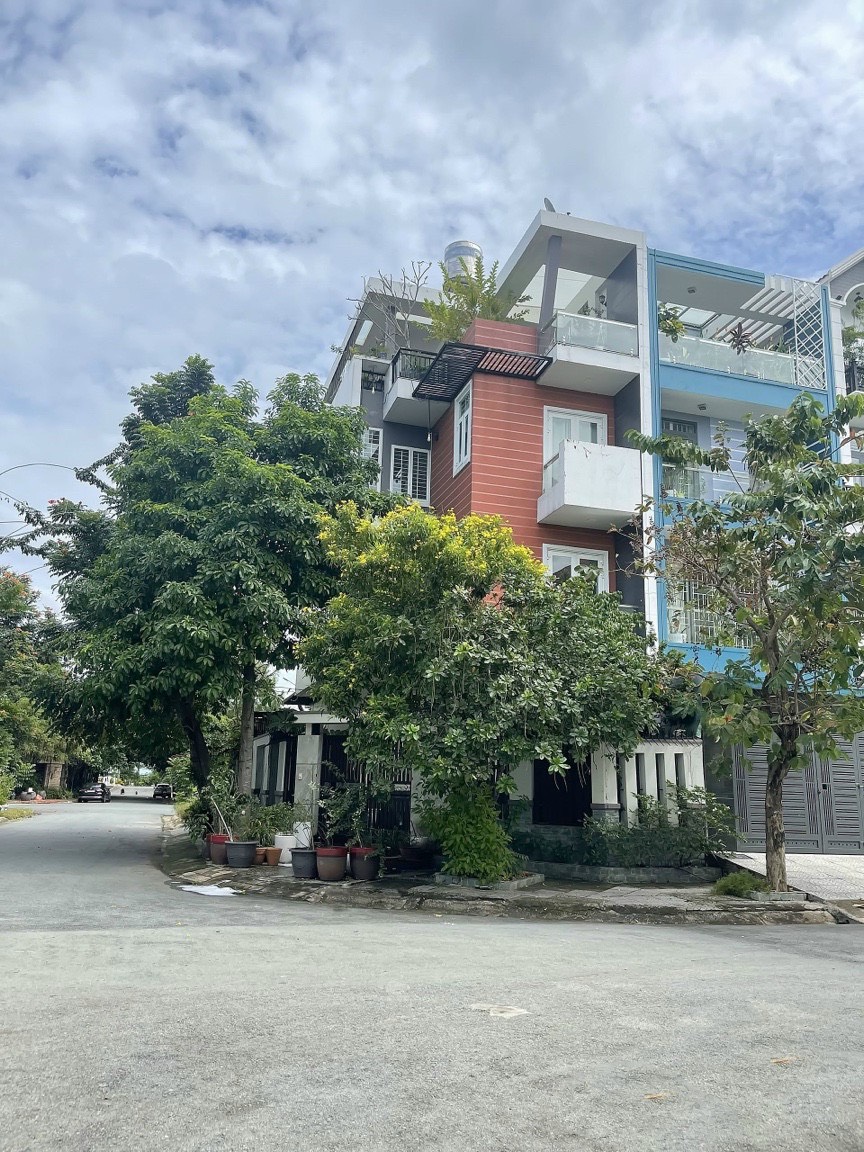 Bán nhà góc 2 mặt tiền đường D2 khu tái định cư phú mỹ, quận 7 TP