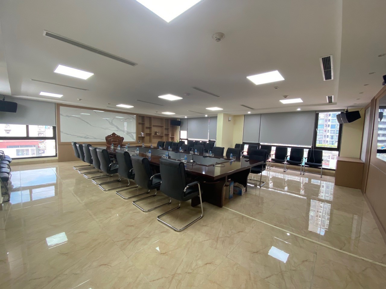 Tòa nhà 9 tầng Hoàng Quốc Việt 300m2 chào 180 tỷ Cầu Giấy Hà Nội mặt phố vỉa hè 6m kinh doanh buôn bán