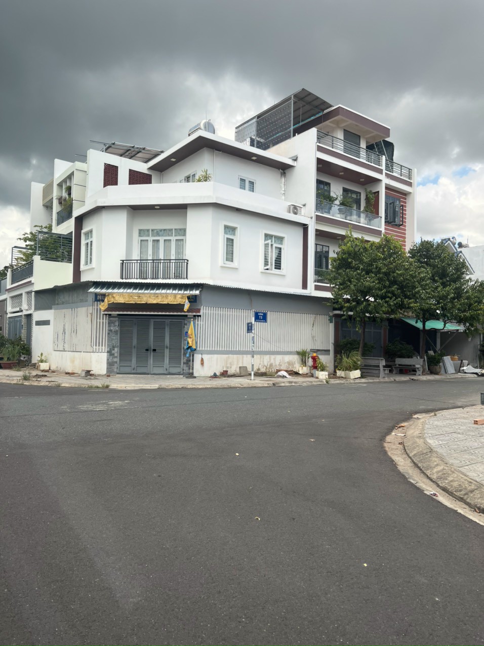 Bán nhanh căn nhà lô góc nhờ ae chạy