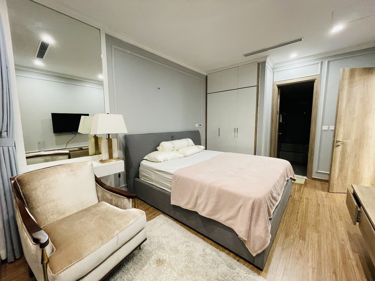 Cho thuê gấp CCCC full nội thất dzenusi, 2 PN tòa M2 Metropolis Liễu Giai