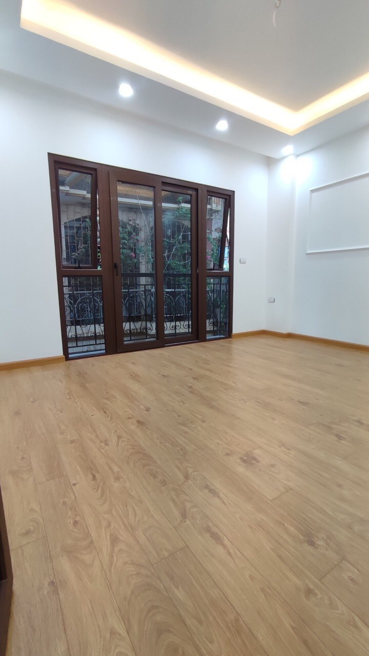 Phố Trần Quốc Hoàn, 5 tầng, mặt tiền 6.3m, kinh doanh, 15 tỷ 3