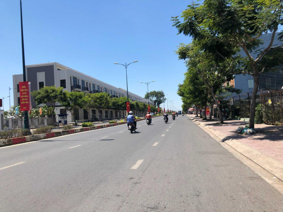 Vị trí vàng! Mặt tiền Lê Văn Việt, Tăng Nhơn Phú A, bề ngang lớn 12m, DT: 10x40=400m2, giá 60 tỷ