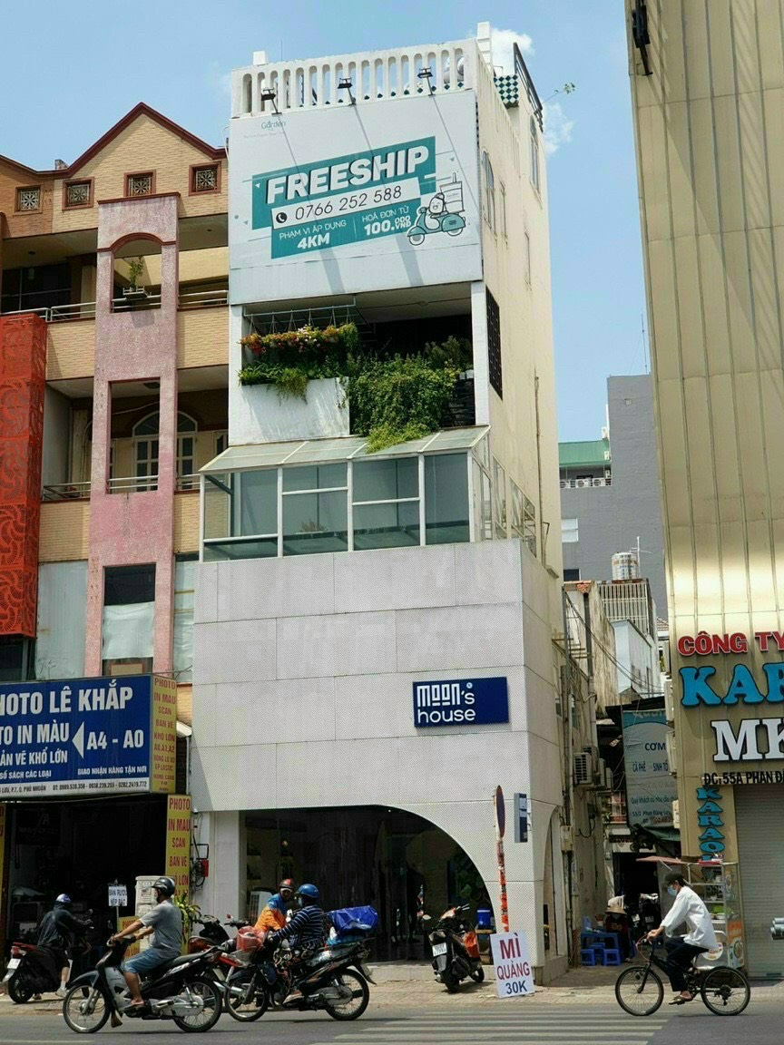 Bán nhà 53A Phan Đăng Lưu, Phường 7, quận Phú Nhuận. Ngay 5.5m, 4 lầu, có hẻm 4m bên hồng nhà.