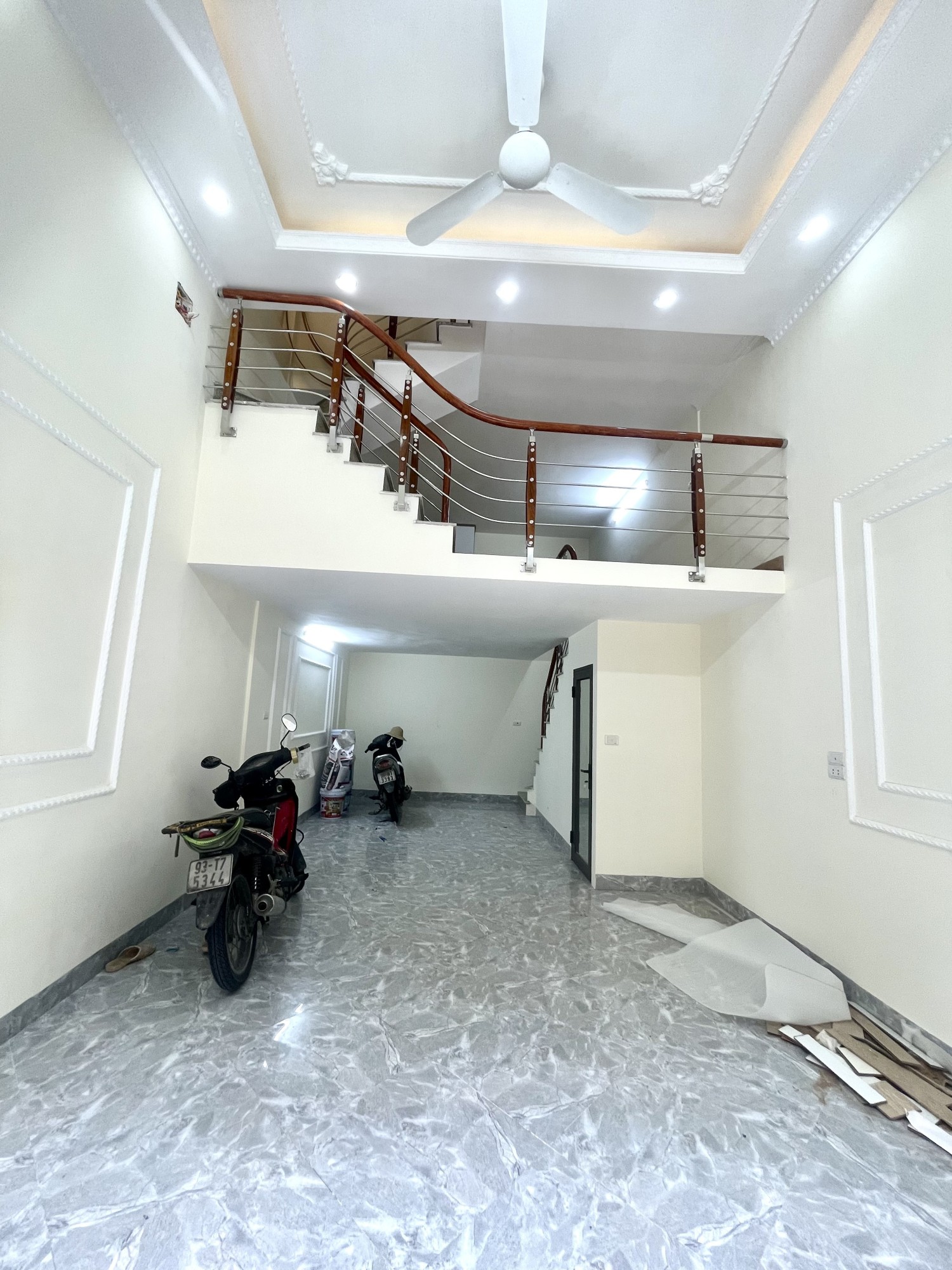 Bán nhà mặt ngõ Quỳnh- kinh doanh - 37 m2 x 5T - MT 4m4 - giá hơn 5 tỷ