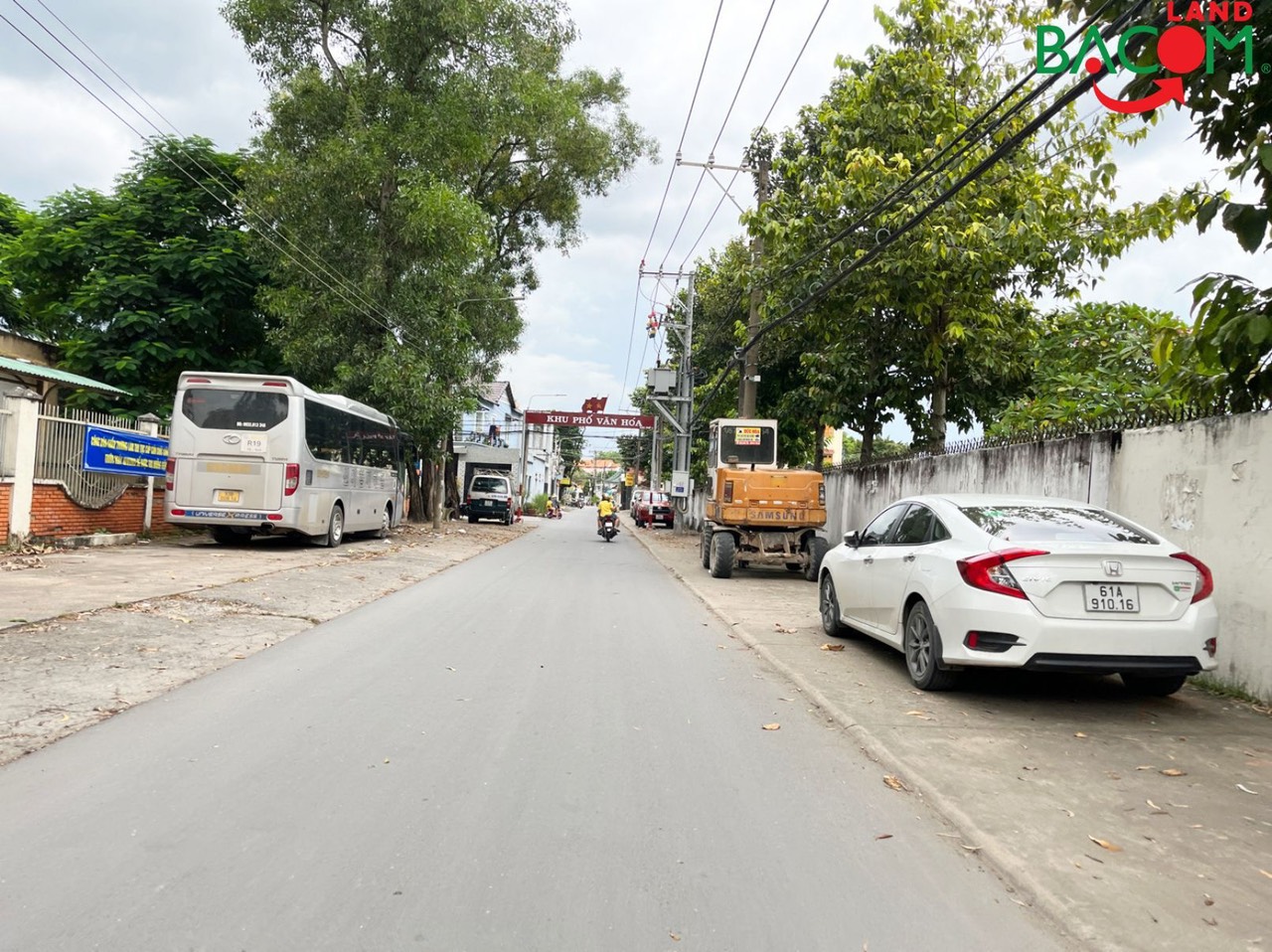 BÁN NHÀ CẤP 4 P. TÂN PHONG DT 370m2 (6.1m x 60m), GIÁ 6,5 TỶ ĐƯỜNG HAI XE HƠI TRÁNH NHAU.