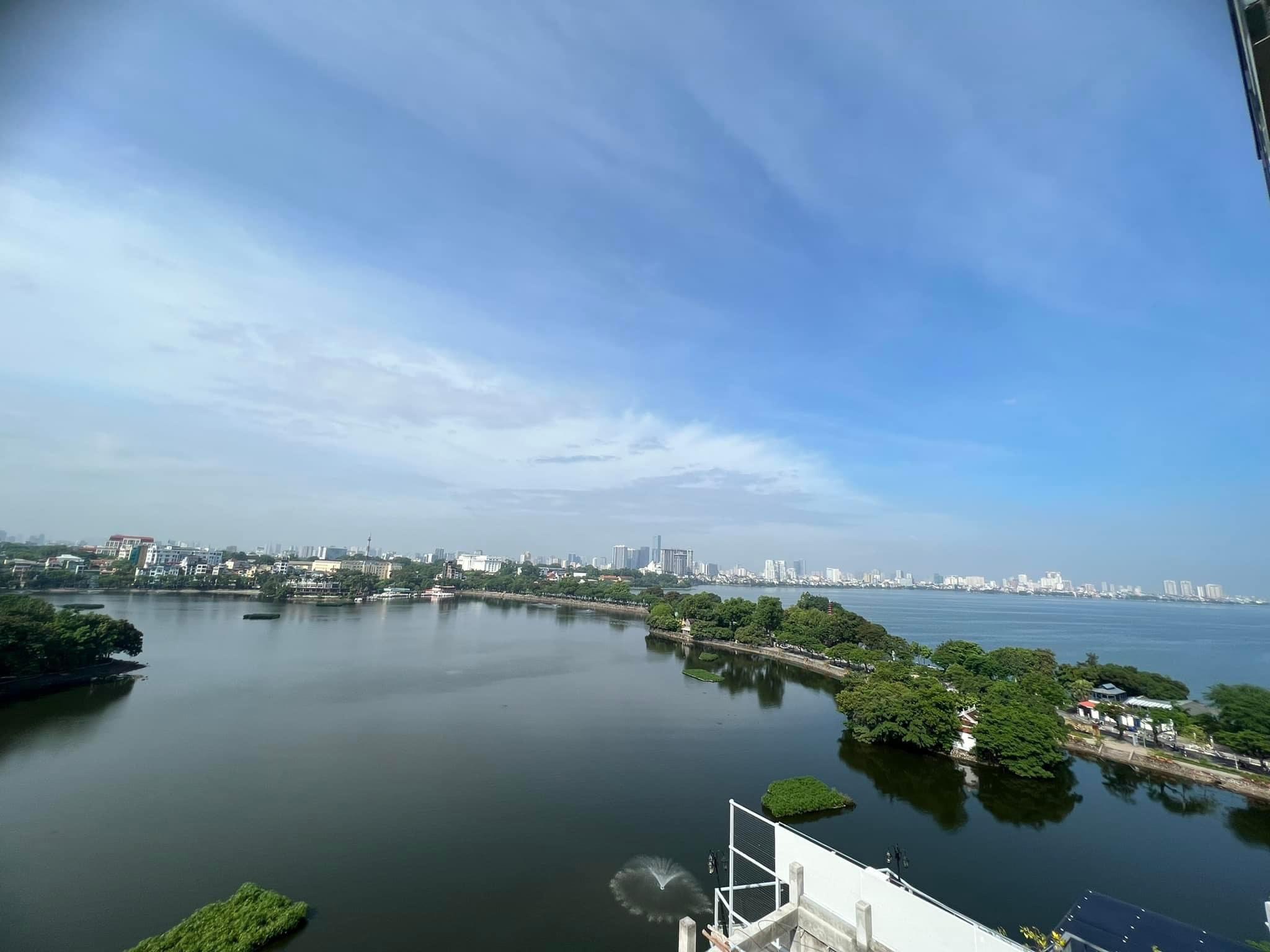 Bán khách sạn mặt Hồ Tây 8 tầng lợi nhuận 6 tỷ/năm - Lô góc mặt tiền rộng 250m giá 200 tỷ