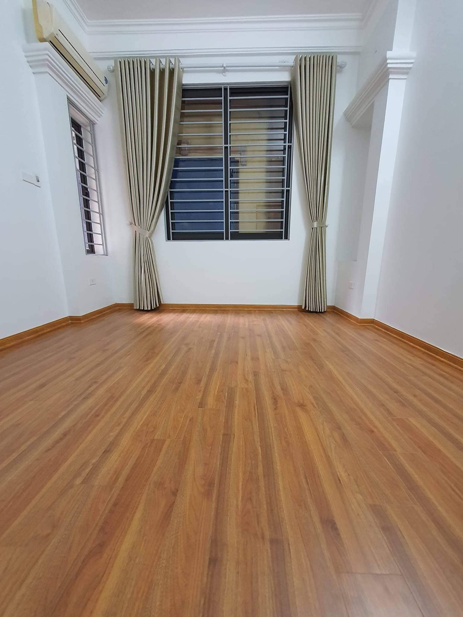 BÁN NHÀ HOÀNG SÂM- CẦU GIẤY DT 22M- 5T- MT 3.3M- 20M RA PHỐ- GIÁ CHỈ 3.5 TỶ